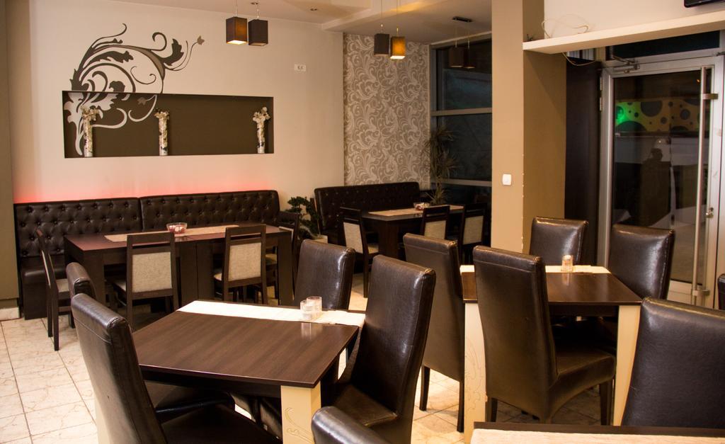 Garni Hotel Rile Men Ni Extérieur photo
