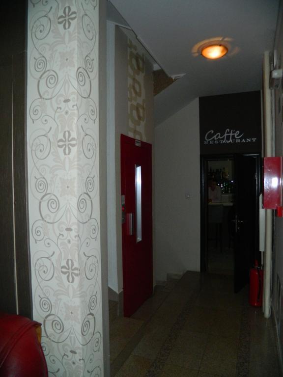 Garni Hotel Rile Men Ni Extérieur photo